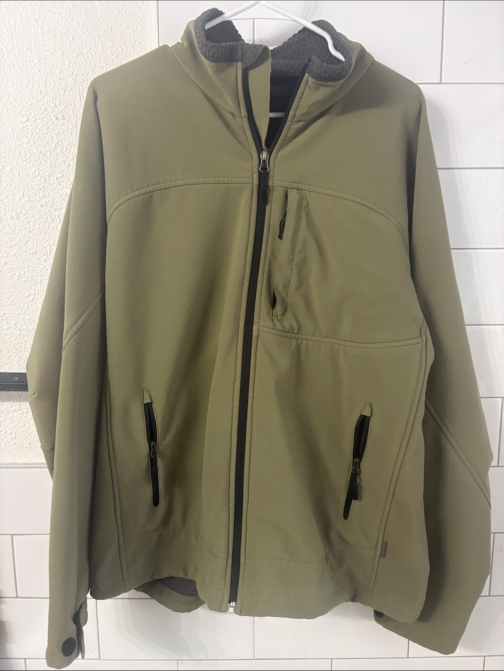 White Sierra Olive Green Lightweight Softshell Jacket. Nice Skii medium jacket.